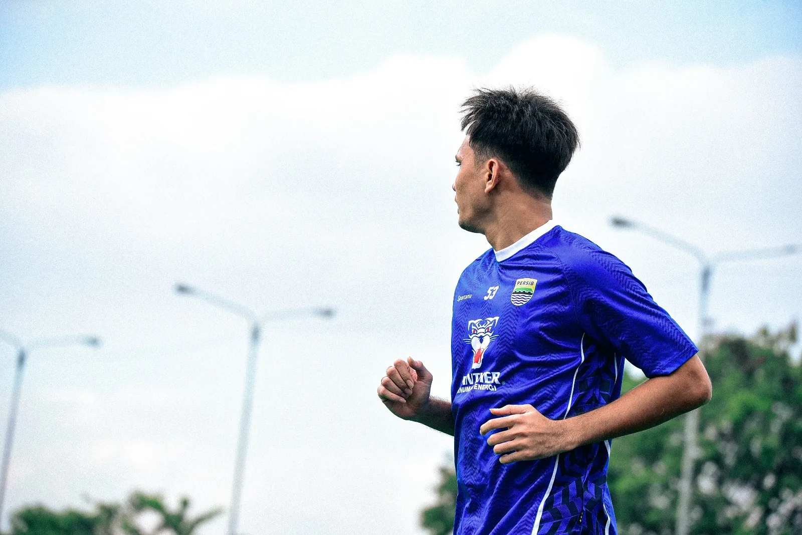 pemain anyar persib bandung, hamra hehanusa sedang memperhatikan situasi sekitar di Lapang pendamping Gelora Bandung Lautan Api, Kota Bandung, senin (30:05:2025). ( Foto- EgiSaeful:Totalsport.id) Moment Latihan Perdana Persib Bandung Musim 2025/2026