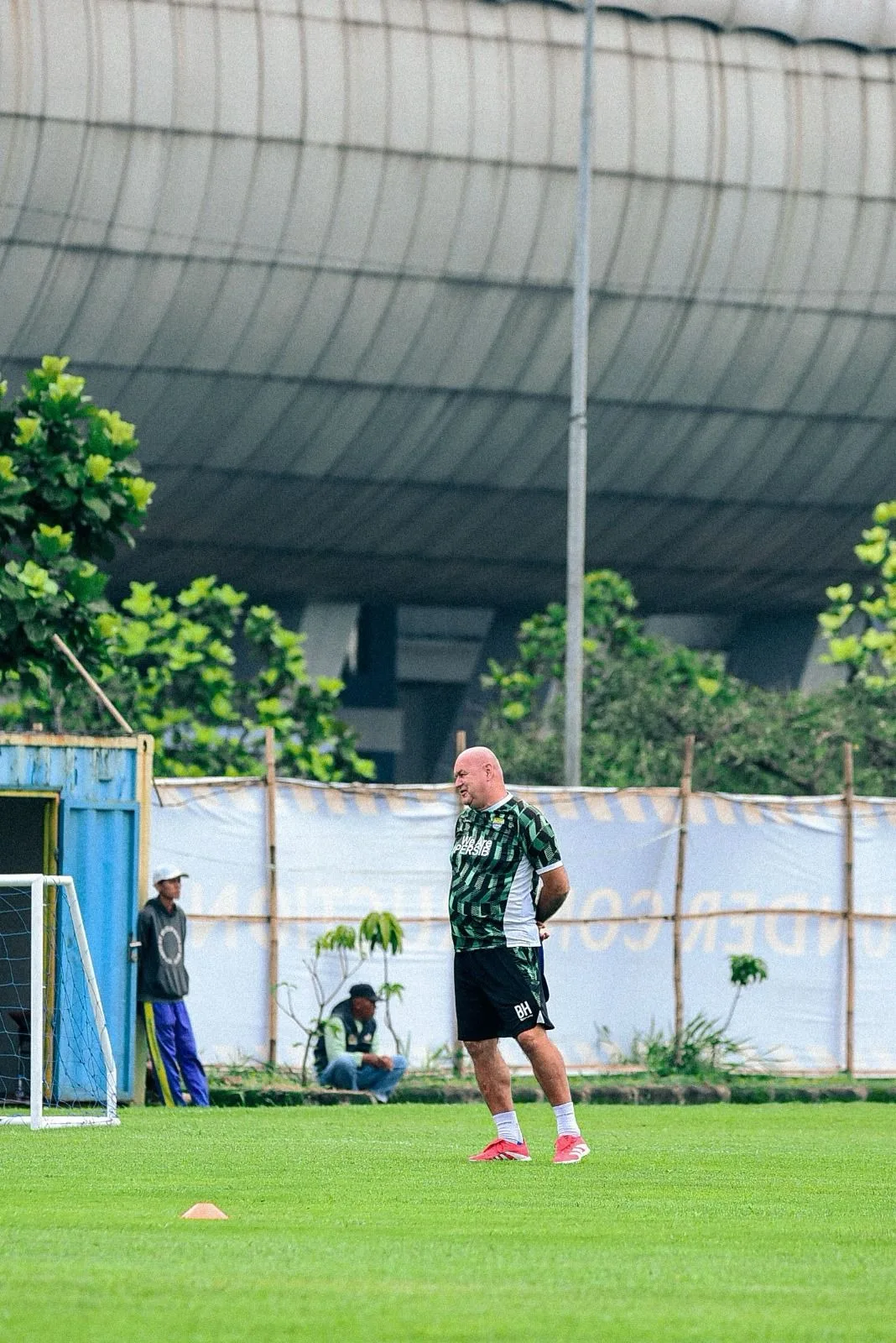 Pelatih persib bojan hodak sedang memantau jalannya latihan di Lapang pendamping Gelora Bandung Lautan Api, Kota Bandung, senin (30:05:2025). ( Foto- EgiSaeful:Totalsport.id) Moment Latihan Perdana Persib Bandung Musim 2025/2026