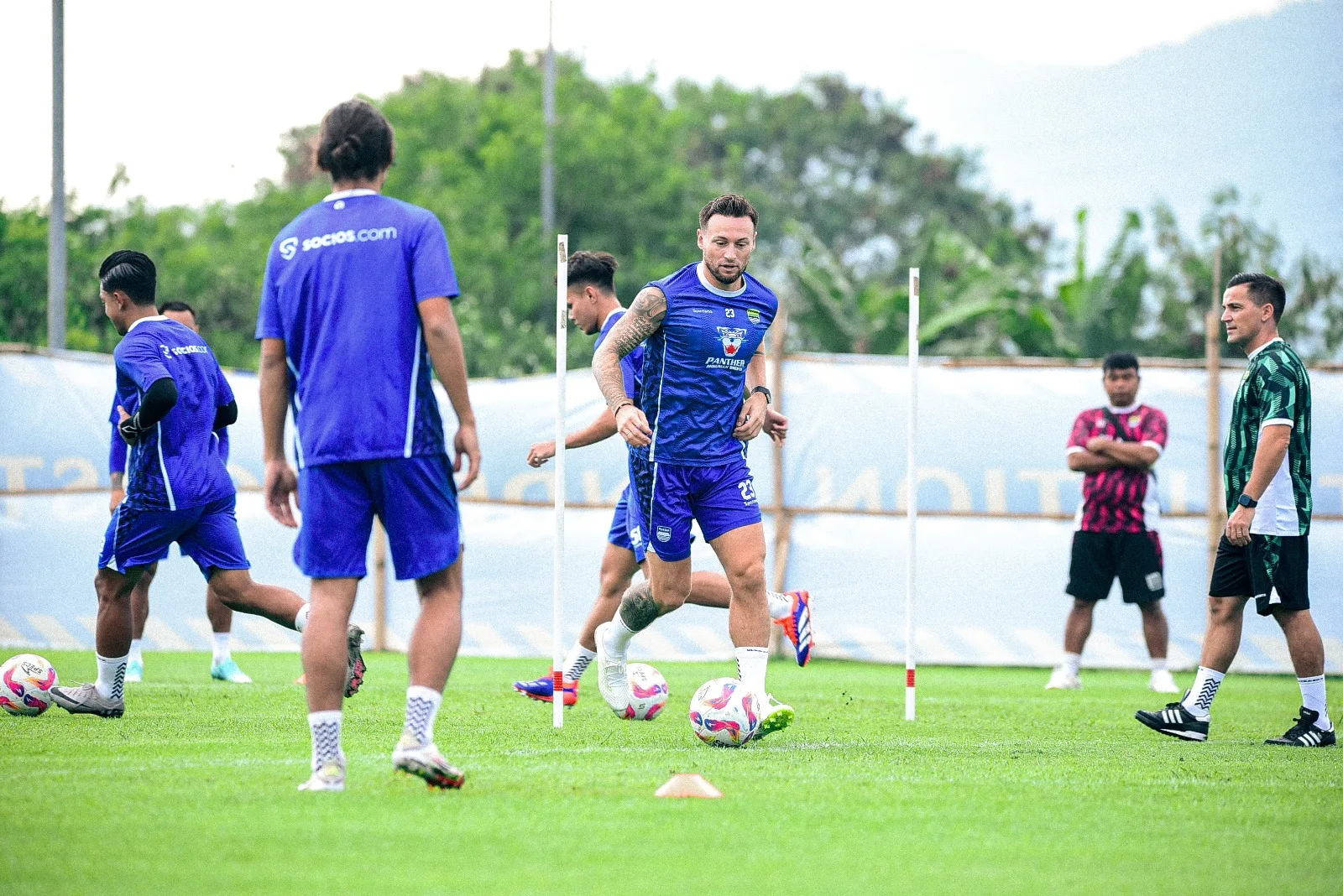 pemain persib bandung Mark klok memberikan passing pendek kepada Zalnando i Lapang pendamping Gelora Bandung Lautan Api, Kota Bandung, senin (30:05:2025). ( Foto- EgiSaeful:Totalsport.id) Moment Latihan Perdana Persib Bandung Musim 2025/2026