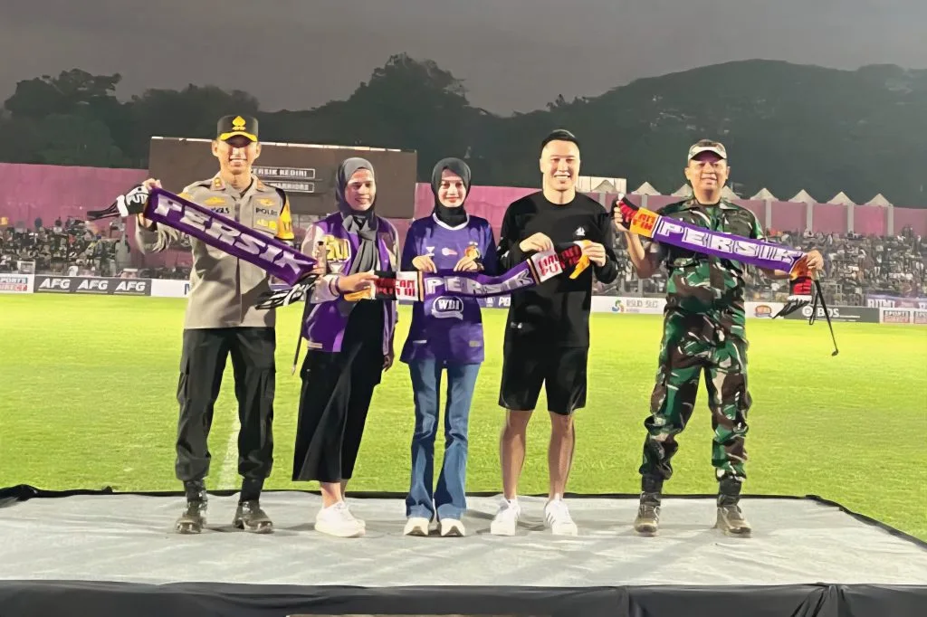Persik Targetkan 10 Besar Super League Wali Kota Kediri, Vinanda Prameswati (tengah) bersama Arthur Irawan saat hadir di Stadion Brawijaya (c)media-persikfc