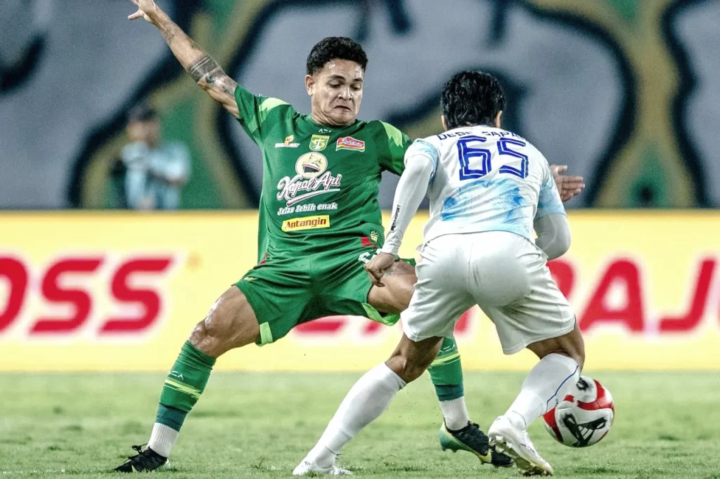 Review Pekan 23 Super League : Zona Bawah Panas Foto : winger asal Timor Leste, Gali Freitas saat berebut bola (c)X-persebayaupdate
