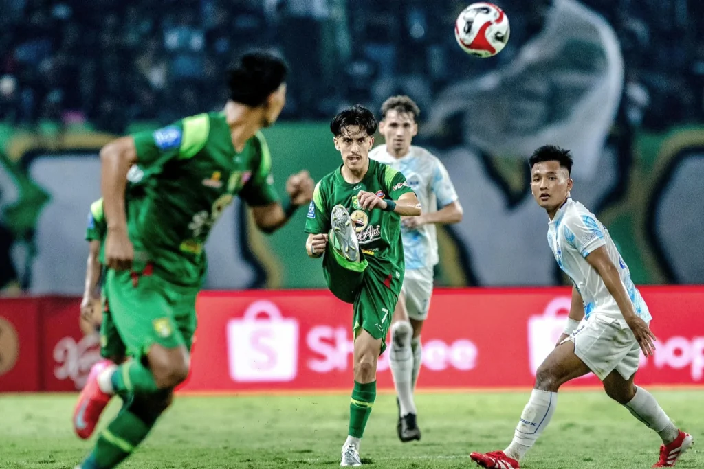 Persebaya Soal Hasil Tak Baik Dan Kartu Merah Foto : playmaker asal Meksiko, Francisco Rivera jadi nyawa lini tengah Persebaya (c)X-persebayaupdate