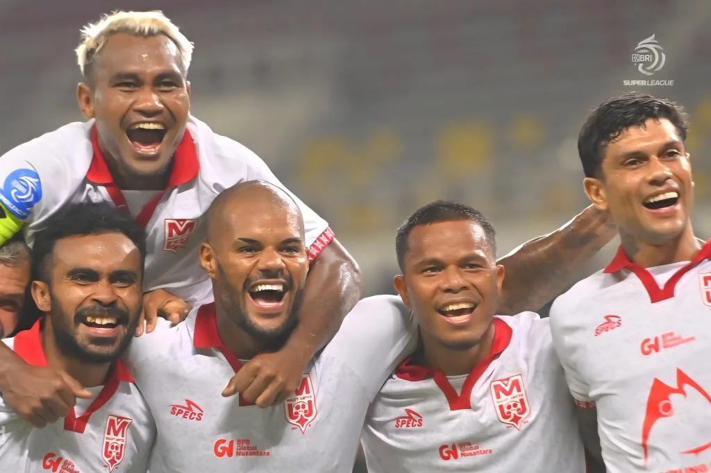 Review Pekan 2 Super League: Tim Tamu Menambang Poin Foto : David Da Silva (tengah) dan Ciro Alves (kanan) memberi dampak besar untuk Malut United (c)ileague.id