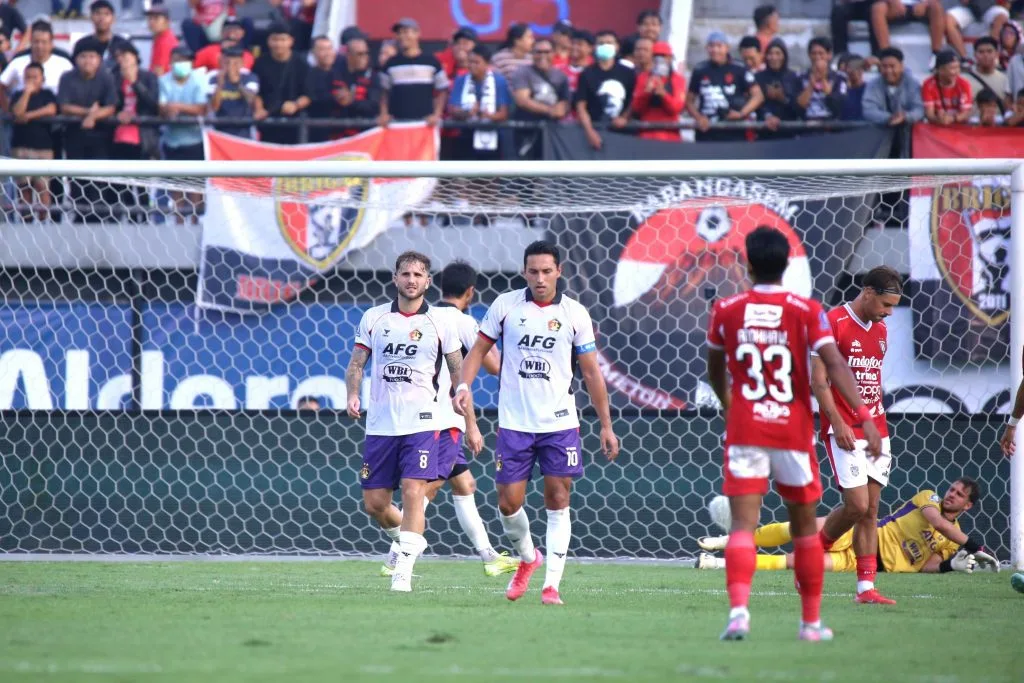 Review Pekan 1 Super League: Persija-Arema FC Tancap Gas Foto : Ezra Walian kini menjabat sebagai kapten tim Persik Kediri di Super League (c)media-persikfc