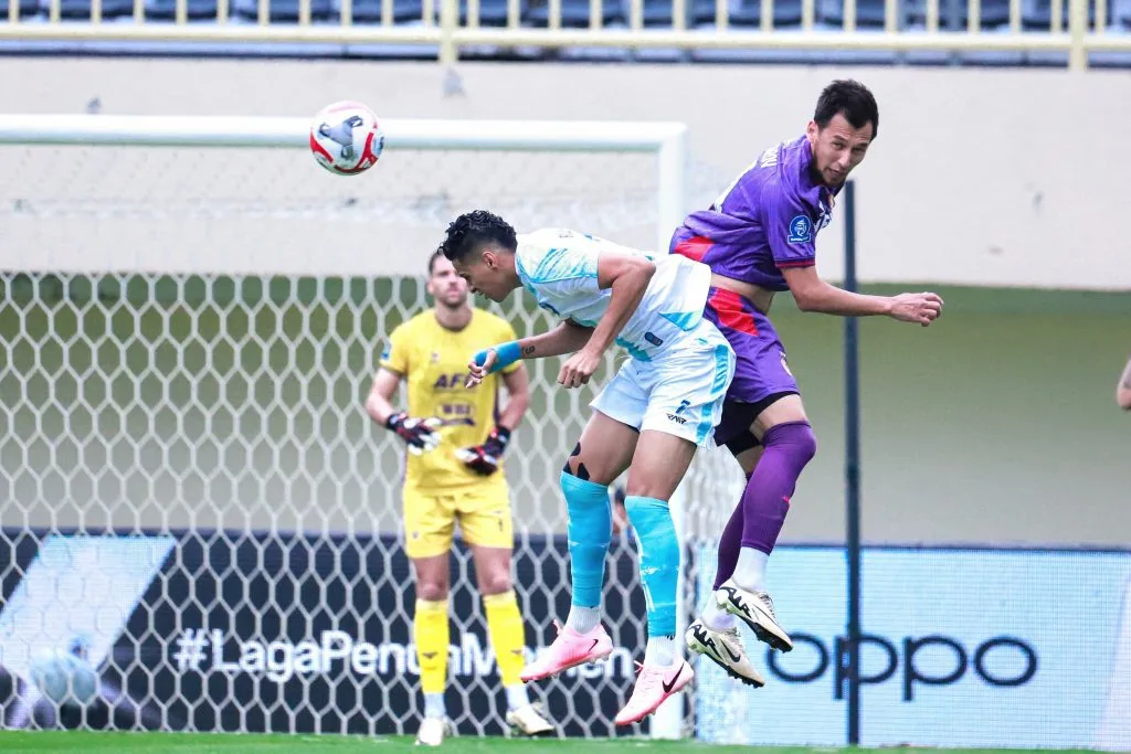 Review Pekan 4 Super League : Isu Keamanan, 3 Laga Ditunda Foto : Bek Persik asal Uzbekistan, Khurshidbek Mukhtorov saat menghalau serangan lawan (c)media-persikfc
