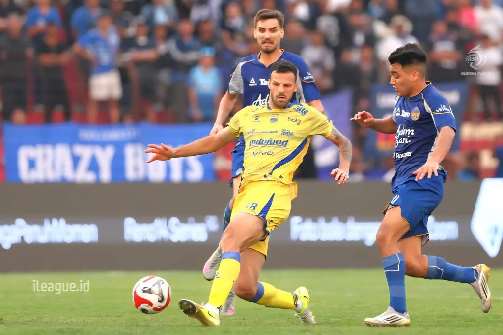Review Pekan 3 Super League: Rekor Gol Dan Dominasi Brasil Foto : Patricio Matricardi saat berebut bola dengan Ezequiel Vidal (c)ileague.id