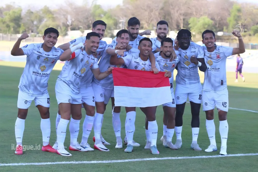 Jadwal Pekan 8 Super League Digeser Desember Foto : pemain Madura United mengibarkan bendera Merah Putih sekaligus memperingati HUT RI ke-80 (c)ileague.id