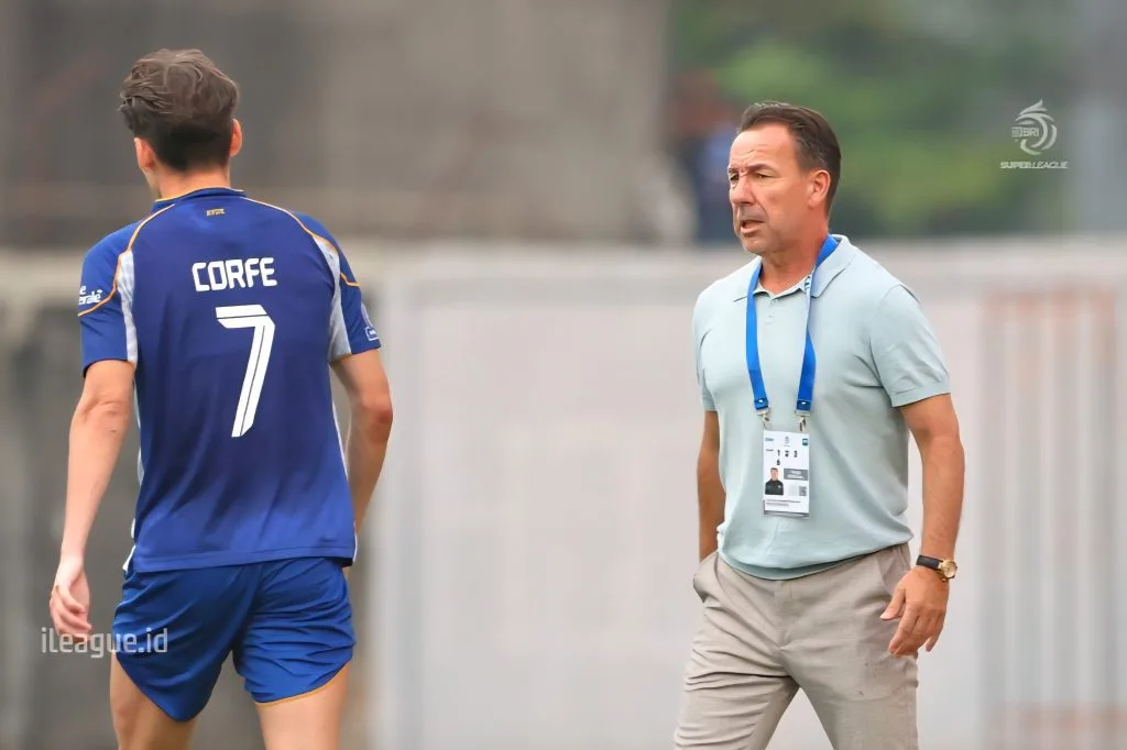 Review Pekan 27 Super League : Bawah Kian Panas Foto : Pelatih PSIM, Jean-Paul van Gastel beri instruksi kepada Corfe Antony (c)ileague.id