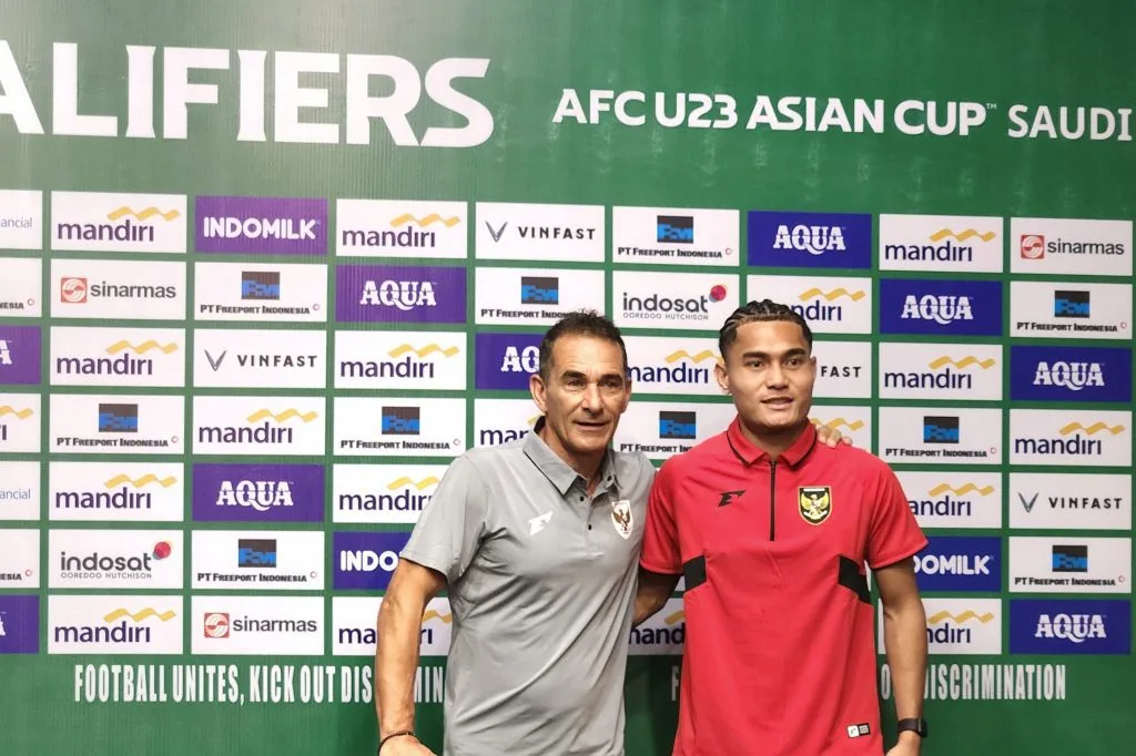 Gagal Menang, Langkah Timnas U-23 Makin Berat Foto : Pelatih Timnas Indonesia U-23, Gerald Vanenburg bersama Mikael Alfredo Tata (c)IanSetiawan