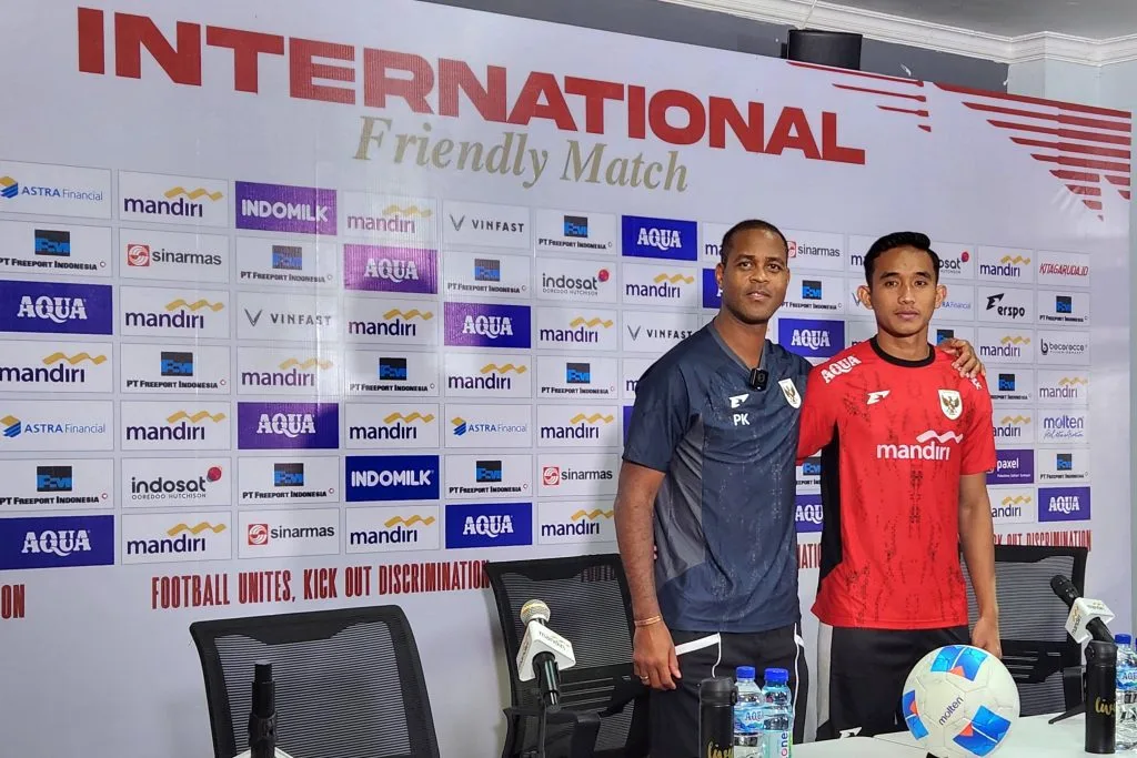 Timnas Indonesia Menang 6 Gol Dan Come Back Marc Klok Foto : Patrick Kluivert bersama Rizky Ridho dalam konferensi pers Timnas Indonesia (c)IanSetiawan