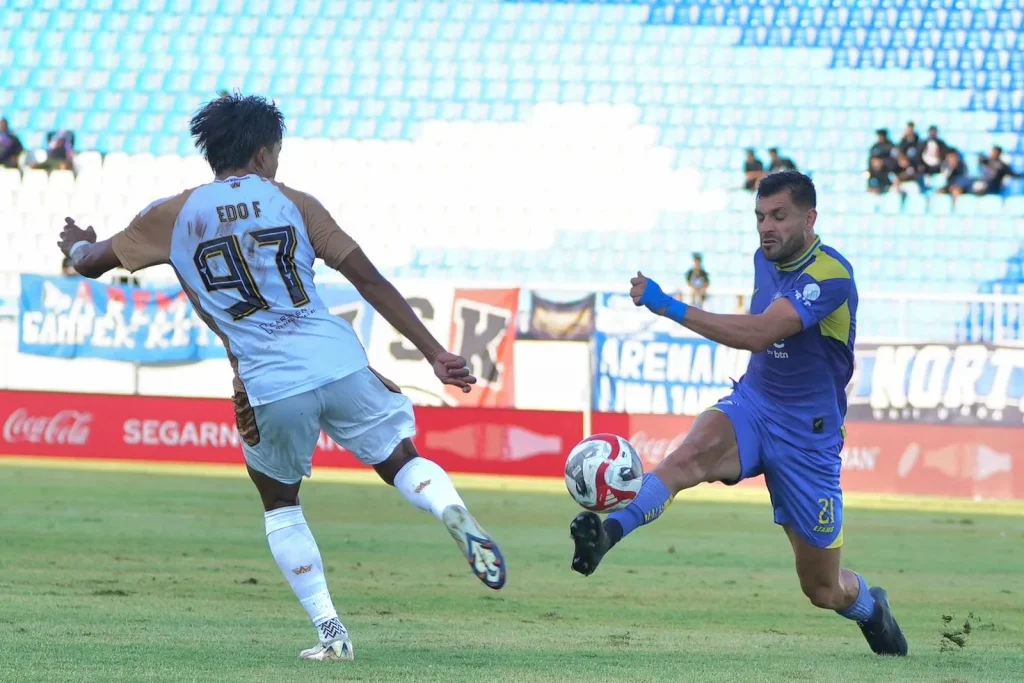 Performa Arema FC Menurun, Suporter Makin Sepi Foto : potret laga Arema FC vs Dewa United dengan latar belakang tribun yang sepi penonton (c)media-aremafc