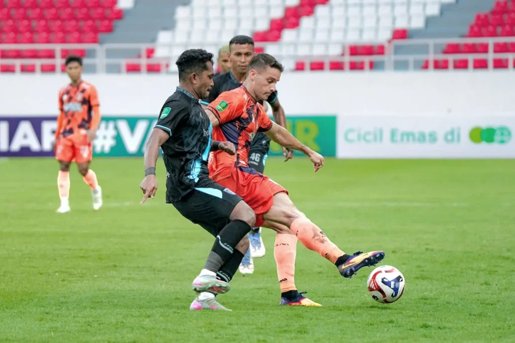 Review Pekan 2 Championship : Seru Dengan Banjir Gol Foto : Patrick Cruz dalam laga melawan Persela (c)media-KendalTornadoFC