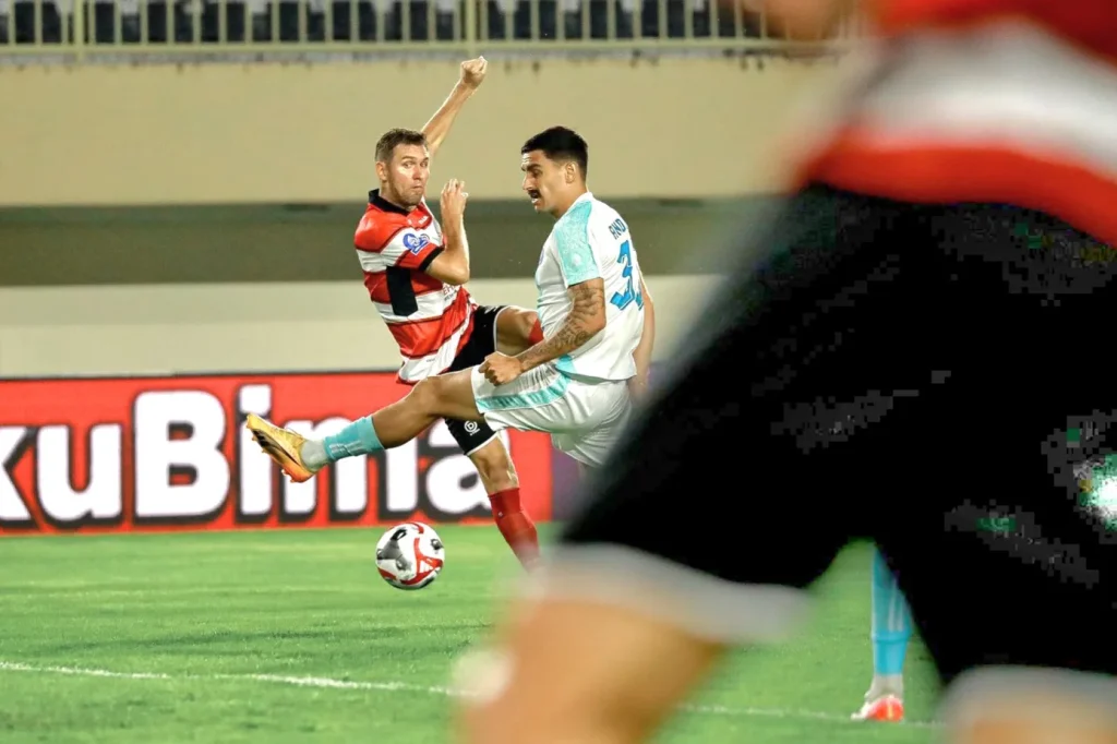 Review Pekan 7 Super League : Borneo Penuh Rekor Foto : aksi Valerii Hryshyn saat Madura United lawan PSBS Biak (c)media-MaduraUnitedFC