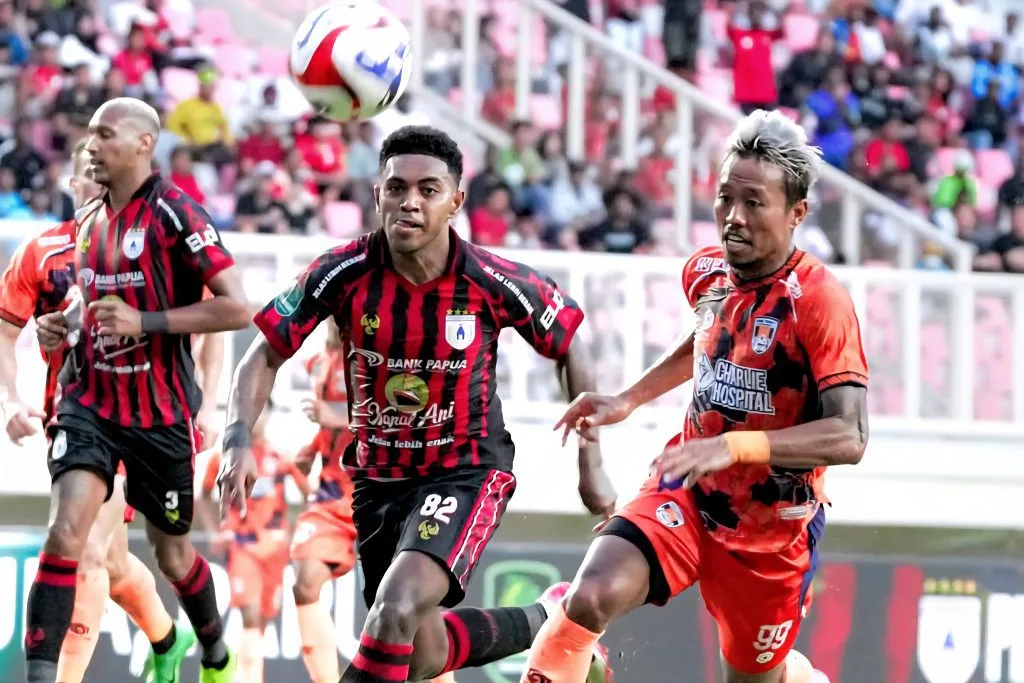 Review Pekan 3 Championship : 4 Tim Masih Tangguh Foto : Kushedya Hari Yudo saat berebut bola dengan penyerang Persipura, Jeam Kelly Sroyer (c)Instagram-kendaltornado_fc