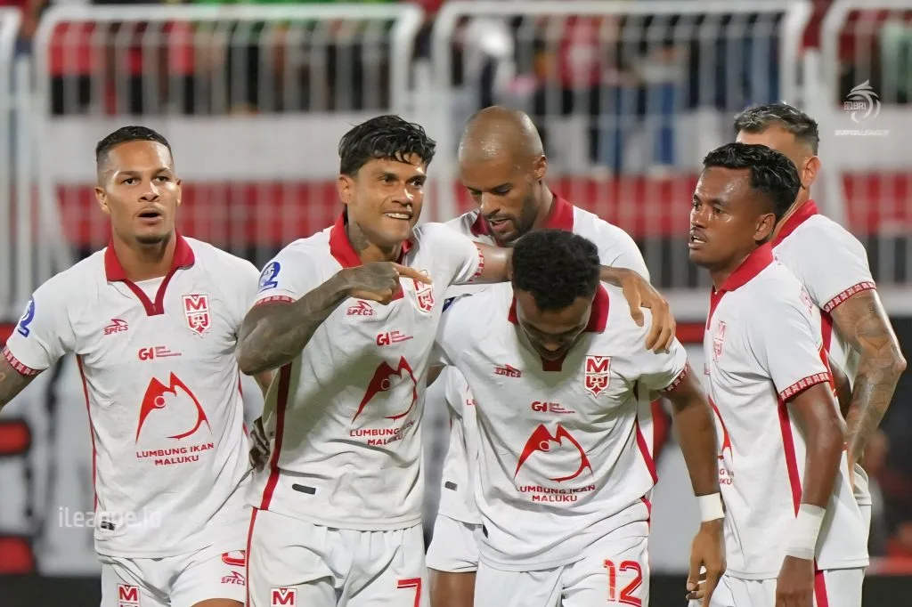 Review Pekan 10 Super League : Rekor Kartu Merah Foto : selebrasi Ciro Alves dkk dalam kemenangan Malut United (c)ileague.id