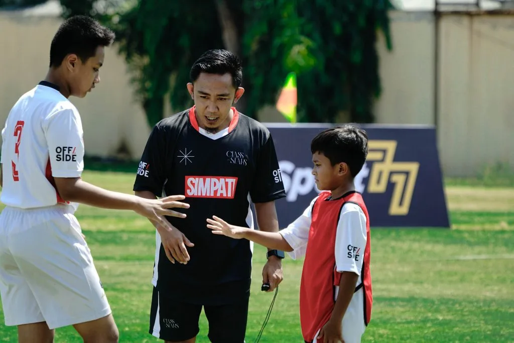 Simpati Class of Stars Gandeng 3 Eks Timnas Foto : Rendi Irwan turut serta dalam coaching clinic (c)OffsideCorp