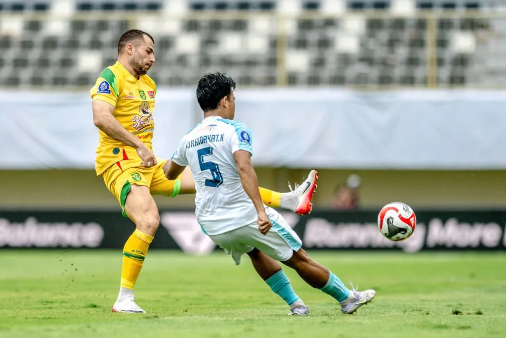 Drama Kartu Merah, 1 Poin Persebaya Rasa Menang Foto : Striker Persebaya, Mihailo Perovic bekerja keras (c)Media-PersebayaSurabaya
