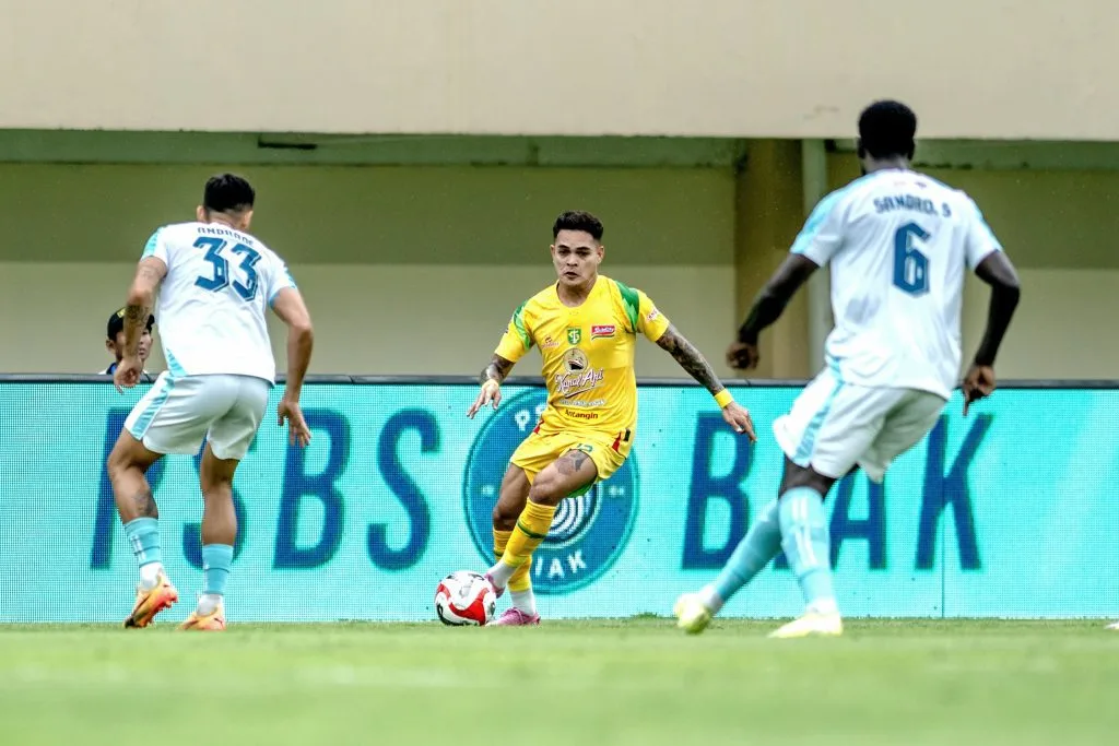 Review Pekan 10 Super League : Rekor Kartu Merah Foto : Gali De Freitas berusaha melewati hadangan pemain lawan (c)Media-PersebayaSurabaya