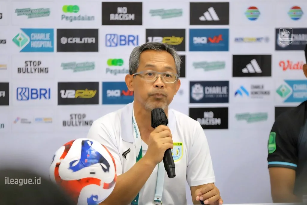 Lampu Surajaya Padam, 3 Poin Persela Lenyap Foto : Pelatih Persela Lamongan, Aji Santoso (c)ileague.id