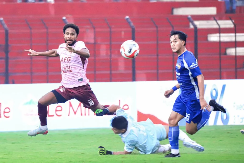 Review Pekan 11 Super League : Empat Besar Ketat Foto : aksi Williams Lugo saat Persik melawan PSIM (c)Media-PersikFC