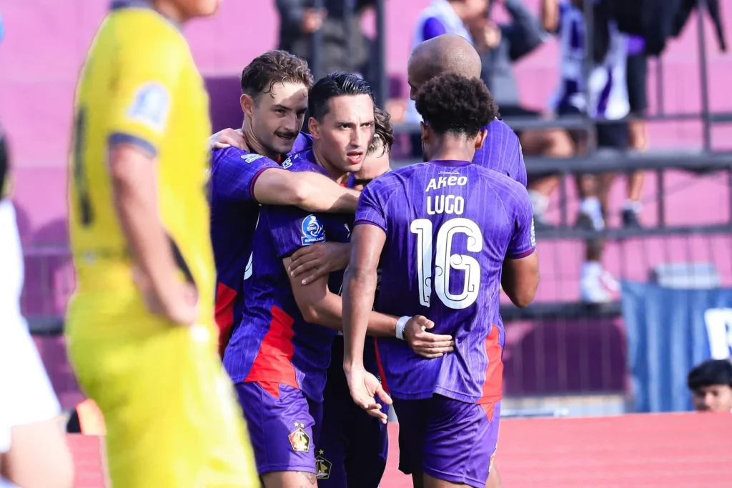 Review Pekan 14 Super League : Rekor Borneo Terhenti Foto : selebrasi gol Ezra Walian bersama rekan setim (c)Media-PersikFC