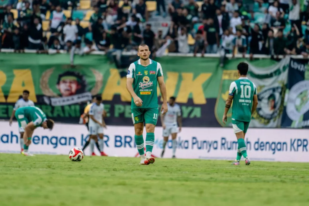 Review Pekan 13 Super League : Dua Pelatih Out Foto : striker Persebaya, Mihailo Perovic usai laga vs Arema FC (c)persebaya.id