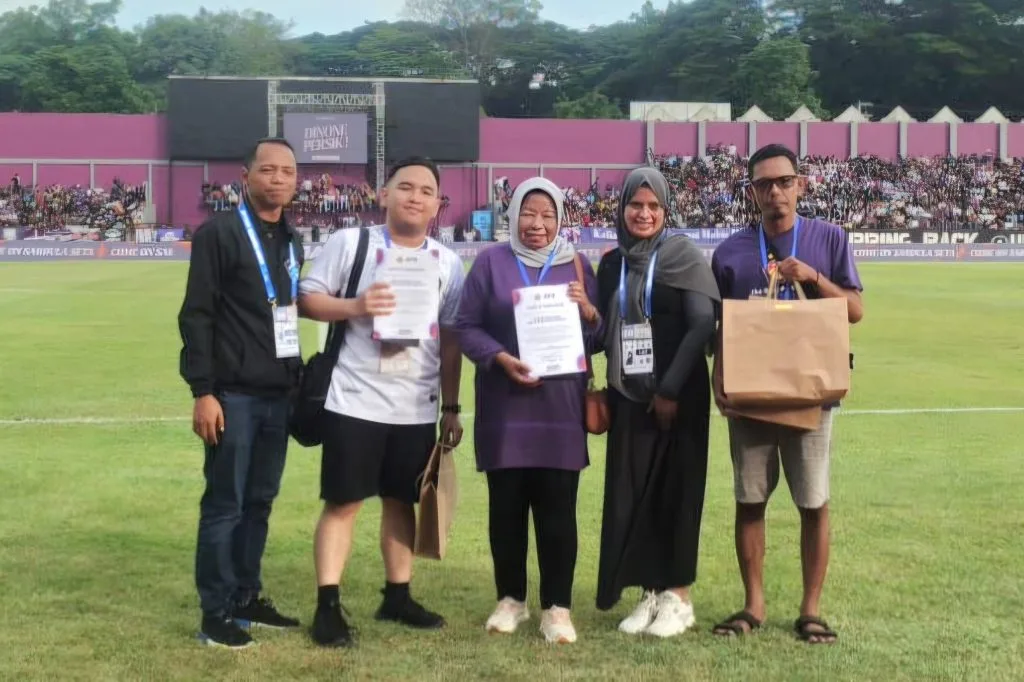 Tutup Tahun Persik, 3 Poin Dan Charity Jersey Foto : para pemenang lelang jersey Persik dalam rangka charity bencana alam Sumatera (c)Media-PersikFC