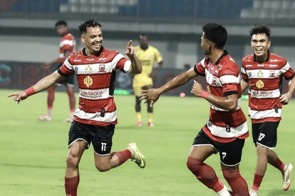 1 Slot Degradasi Sisakan Persis-Madura United Foto : peran Lulinha semakin penting di lini serang (c)Media-MaduraUnitedFC