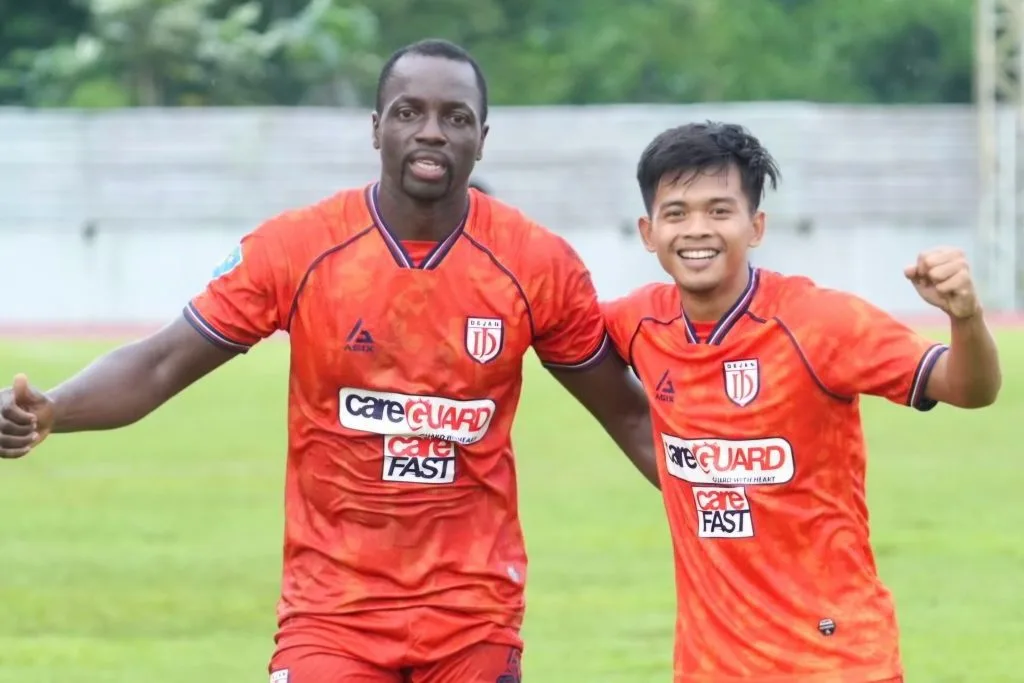 Review Pekan 4 Liga Nusantara : 4 Tim Masih Tangguh Foto : Donald Bissa (kiri) jadi kandidat top skorer Liga Nusantara (c)Instagram-dejan_fc