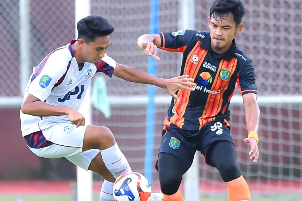 Review Pekan 4 Liga Nusantara : 4 Tim Masih Tangguh Foto : pemain Persika saat mengawal striker Persibo, Bayu Nugroho (c)Instagram-persika.karanganyar