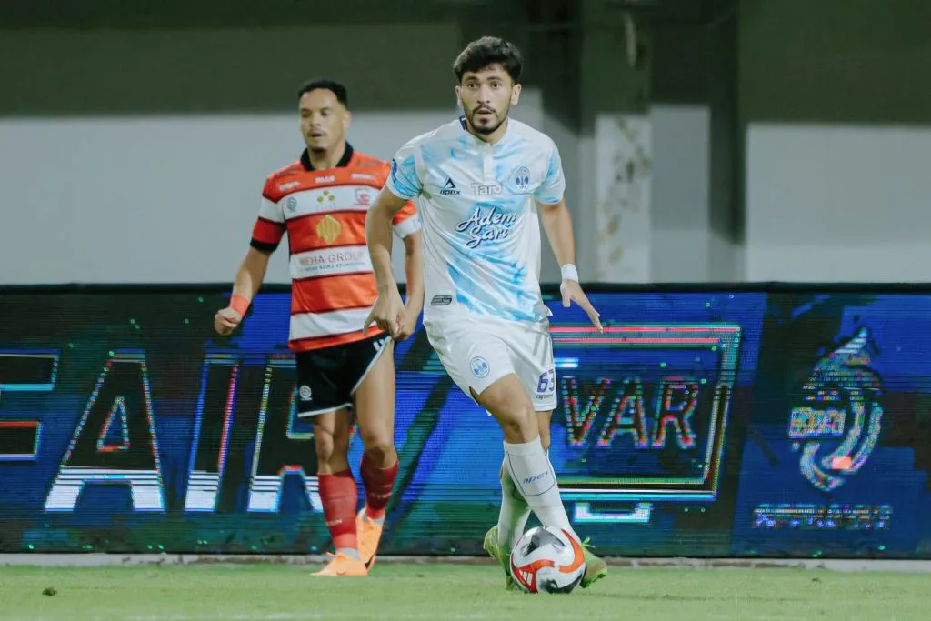 Hasil Manis Persebaya, Ultah Pahit Madura United Foto : Rahmatshoh Rahmatzoda saat dibayangi Lulinha (c)X-PSIMJOGJA