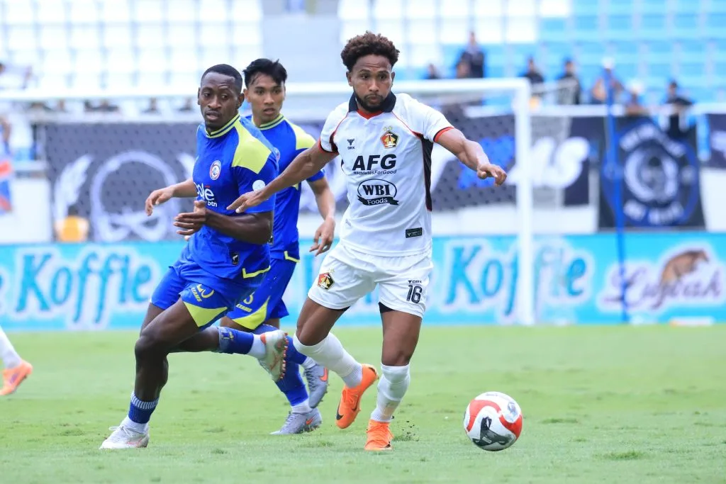 Arema FC Pungkasi Puasa 3 Poin Secara Dramatis Foto : Williams Lugo saat berebut bola dengan Matheus Blade (c)Media-PersikFC