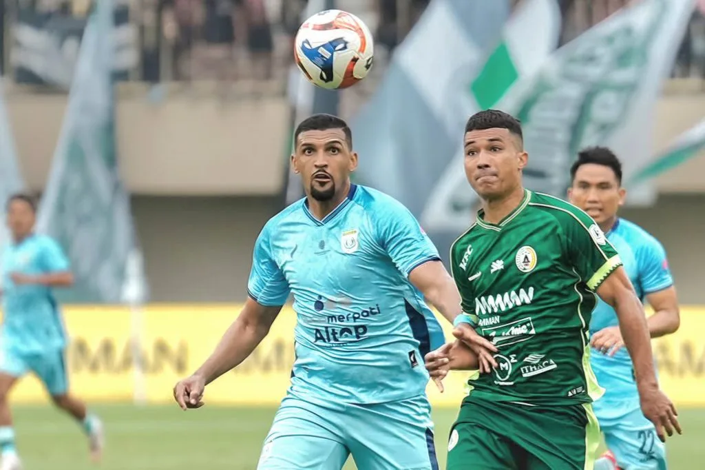 Review Pekan 16 Championship : Tiga Besar Ketat Foto : striker PSS, Gustavo Tocantins saat berebut bola dengan bek Persela, Daniel Goncalves (c)ileague.id