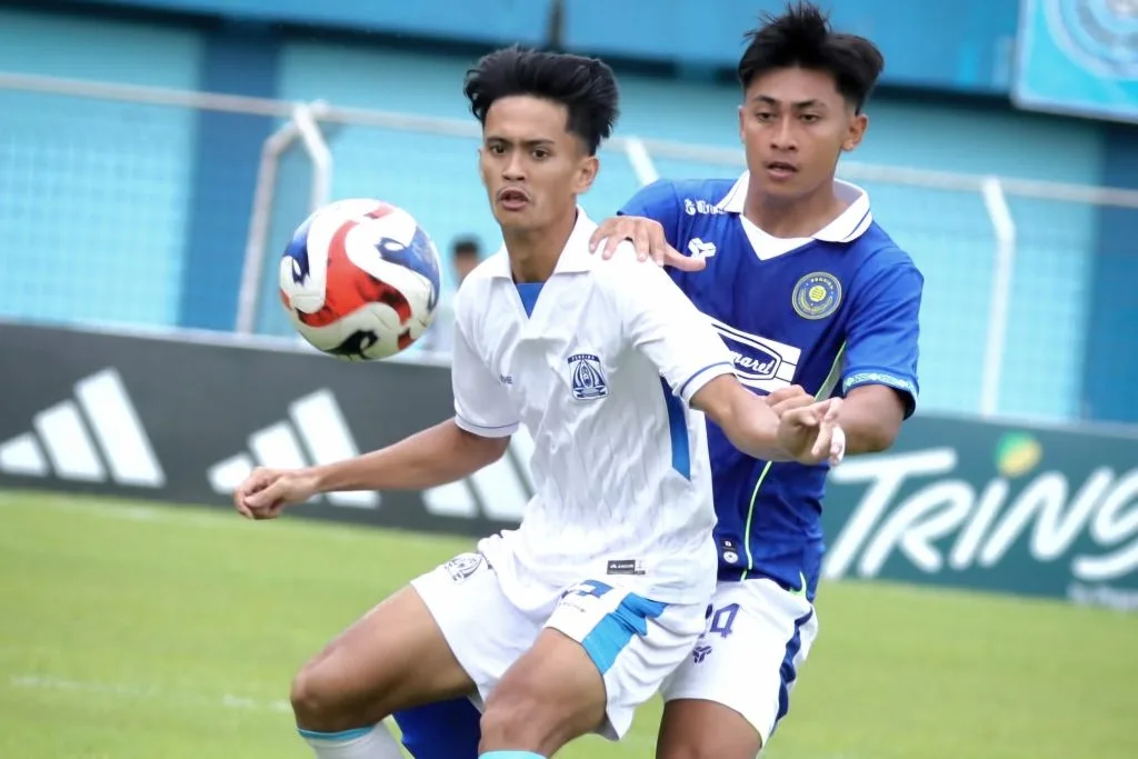 Review Pekan 16 Championship : Tiga Besar Ketat Foto : Putra Pradananta saat mengawal striker Persiba, Lorensius Sabda (c)Instagram-persiku_kudus