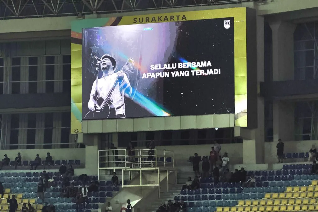 Ulang Kesalahan, Persis Solo Makin Tertinggal Foto : Score board Stadion Manahan Solo menampilkan Alm. Hendra Gunawan atau Zoel (c)X-persisofficial