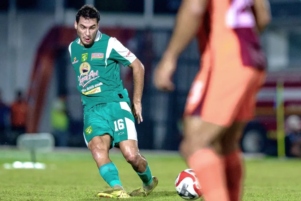 Review Pekan 25 Super League : Poin Tuan Rumah Foto : aksi Pedro De Matos bersama tim Bajul Ijo (c)X-persebayaupdate