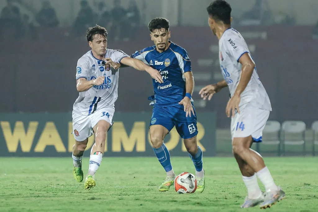 Persis Menang, Konfigurasi Zona Merah Berubah Foto : Iker Vallejo saat berebut bola dengan Rahmatzoda (c)X-PSIMJOGJA