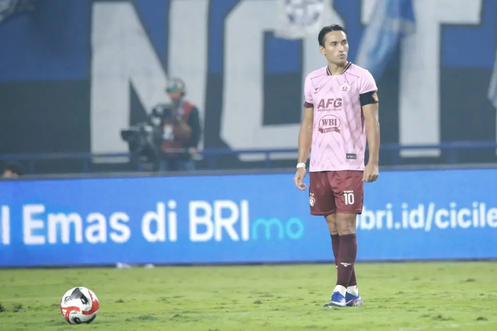 3 Tim Jatim Kalah Telak, Persik Dobel Penalti Foto : Ezra Walian saat mengambil set piece (c)Media-PersikFC
